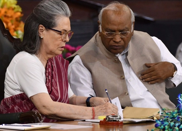 सोनिया गांधी ने किया 'इंदिरा भवन' का उद्घाटन